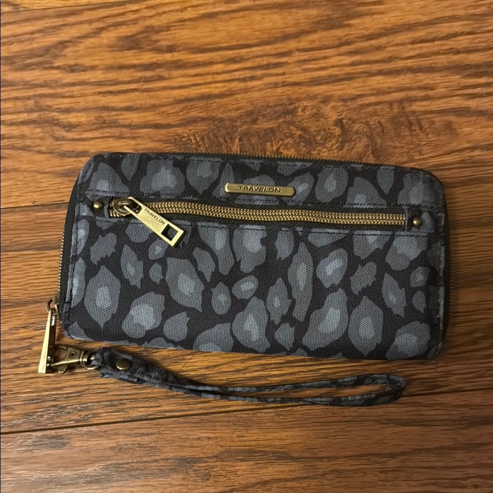 Travelon Charcoal and Black Patterned Wristlet